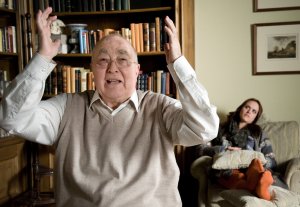 Lindenstraße: Dressler (Ludwig Haas) hat soeben erfahren, dass Jack (Cosima Viola) schwanger ist - dem Doktor fehlen fast die Worte.