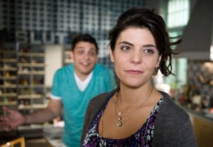 Lindenstraße: Enzo (Toni Snetberger) versucht vergeblich, Marcella (Sara Turchetto) zum Campen zu überreden.