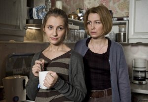 Lindenstraße: Caro (Cynthia Cosima l.) verhält sich außergewöhnlich feindselig gegenüber ihrer Mutter Maria (Tanja Frehse, r). Grund ist deren Liason mit Caros Onkel Ernesto.