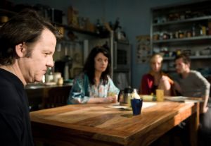 Lindenstraße: Jimi (Christian Rudolf, li) ist aus der Stadler-Wohnung ausgezogen und sucht nun eine Dauerbleibe. Zwischendurch kommt er zur Stippvisite in die Wohngemeinschaft (v.r.n.l. Joris Gratwohl, Clara Dolny, Daniela Bette).