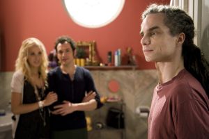 Lindenstraße: Josi (Clara Dolny) zieht zu Alex (Joris Gratwohl, M) in die Wohngemeinschaft. Von ihrer neuen Zimmerordnung ist Momo (Moritz Zielke) allerdings noch nicht überzeugt.