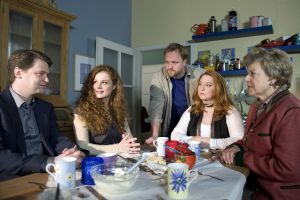 Lindenstraße: Nastya (Anja Antonowicz, 2.v.l.) stellt Helga (Marie-Luise Marjan, r.), Iffi (Rebecca Siemoneit-Barum, 2.v.r.) und Klaus (Moritz A. Sachs) ihren Mann Tobias (Mathias Harrebye Brandt, l.) vor.