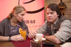 Lindenstra&szlig;e: Caro (Cynthia Cosima) redet ihrem Vater Jimi (Christian Rudolf) gut zu: Er soll mit Maria einen letzten Versuch unternehmen, ihre Ehe zu retten.