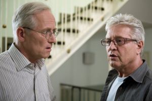 Lindenstra&szlig;e: Andy (Jo Bolling,r.) verschweigt Hans (Joachim H. Luger), dass die Ärzte ihm dringend davon abraten, weiter Taxi zu fahren.