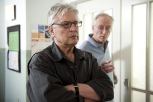 Lindenstra&szlig;e: Andy (Jo Bolling, l.) kann nur schwer akzeptieren, dass er nicht mehr Taxi fahren darf (r.: Joachim H. Luger).