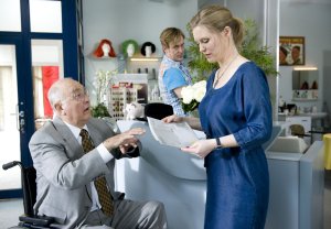 Lindenstra&szlig;e: Tanja (Sybille Waury, r.) behält bei der Auseinandersetzung mit Dressler (Ludwig Haas,  l.) die Oberhand (Gunnar Solka, M.).