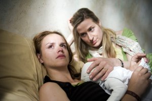 Lindenstraße: Jack (Cosima Viola, li) leidet an den Erinnerungen an ihre Mutter. Sandra (Jennifer Steffens) tröstet ihre Freundin.