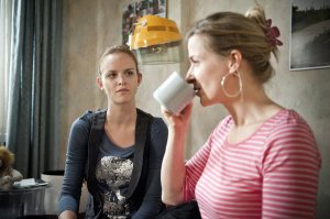 Lindenstraße: Jack (Cosima Viola, li) und Sandra (Jennifer Steffens) beraten, wo Baby Emma künftig wohnen soll.