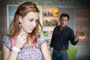 Lindenstra&szlig;e: Alex (Joris Gartwohl) hat Zweifel, ob sich Josi (Clara Dolny) noch mit ganzem Herzen für ihr gemeinsames Reisebüro einsetzt.