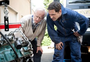 Lindenstra&szlig;e: Doppelbelastung für Hans (Joachim H. Luger, li): Erst steigt Andy aus dem Fahrservice aus, und dann macht der Motor schlapp. Enzo (Toni Snetberger) versucht, den Antrieb wieder in Gang zu setzen.