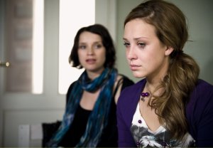 Lindenstraße: Beziehungsfrust: Josi (Clara Dolny, re) weint sich bei Angelina (Daniela Bette) über das schwierige Verhältnis zu Alex aus.