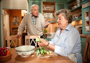 Lindenstra&szlig;e: Hans (Joachim H. Luger) spricht bei Helga (Marie-Luise Marjan) vor, um Unterstützung für seinen Fahrservice zu bekommen.