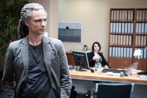 Lindenstra&szlig;e: Probedurchlauf: Momo (Moritz Zielke) hat Angelina (Daniela Bette) für einen wichtigen Auftrag als Empfangsdame engagiert.