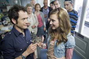 Lindenstra&szlig;e: Josi (Clara Dolny, re) und Alex (Joris Gratwohl, li) haben zum Sektempfang ins Reisebüro geladen.