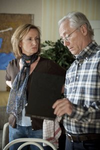Lindenstra&szlig;e: Anna (Irene Fischer) blickt skeptisch, Hans (Joachim H. Luger) auf rote Zahlen: Das private Taxiunternehmen kommt nicht richtig in Fahrt.