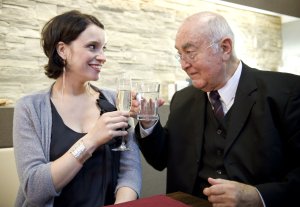 Lindenstra&szlig;e: Auf einen gelungenen Opern-Abend: Angelina (Daniela Bette) stößt mit Dressler (Ludwig Haas) an.