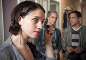 Lindenstra&szlig;e: Angelina (Daniela Bette) macht sich schick für den Opernabend. Momo (Moritz Zielke) und Enzo (Toni Snetberger, re) registrieren erstaunt die neue Vorliebe für klassische Musik.