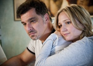 Lindenstra&szlig;e: Unterschiedliche Sichtweisen: Lisa (Sontje Peplow) und Murat (Erkan Gündüz) sind sich uneins über die Beaufsichtigung ihres Babys.