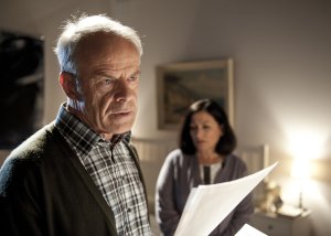 Lindenstra&szlig;e: Eigentlich wollte sich Scholz (Knut Hinz) von Sabrina (Susanna Capurso) trennen. Eine schockierende Nachricht stellt seine weiteren Pläne aber in Frage.