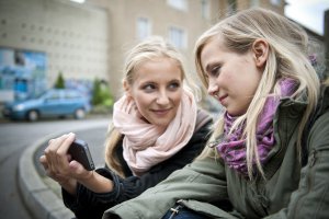 Lindenstra&szlig;e: Lea (Anna Sophia Claus, r.) hätte auch gerne ein so schickes Smartphone wie ihre Freundin Caro (Cynthia Cosima).