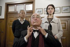 Lindenstra&szlig;e: Dressler (Ludwig Haas, M) schaut in den Spiegel und ist zufrieden: Heute geht er mit Angelina (Daniela Bette) in die Oper (Amorn Surangkanjanajai).