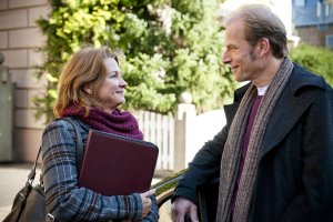 Lindenstra&szlig;e: Freude: Maria (Tanja Frehse) berichtet Ernesto (Michael Schmitter), dass sie die Sprachlehrer-Prüfung bestanden hat.