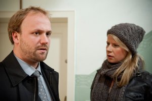 Lindenstra&szlig;e: Klaus (Moritz A. Sachs) erfährt von Nina (Jacqueline Svilarov), dass die Polizei in den Reihen seines Arbeitsgebers Verbrecher vermutet.
