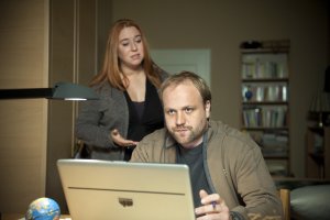 Lindenstraße: Klaus (Moritz A. Sachs) ist zurück aus der U-Haft und recherchiert sofort nach einer Zeugin, die ihn entlasten könnte (li: Rebecca Siemoneit-Barum).