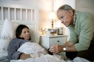 Lindenstraße: Hajo (Knut Hinz) kann nicht verhindern, dass Sabrina (Susanna Capurso) ihre Chemotherapie abbricht.