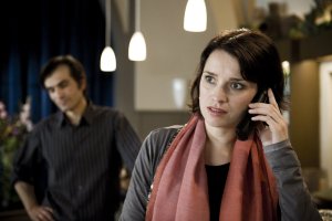 Lindenstraße: Vasily (Hermes Hodolides) muss warten: Die Tanzstunde mit Angelina (Daniela Bette) wird durch ein Telefonat unterbrochen.