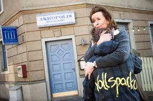 Lindenstra&szlig;e: Anna (Irene Fischer) ist entsetzt: Unbekannte Täter haben ihren Sohn „Mürfel“ (Jan Grünig) mit abschätzigen Worten gekennzeichnet.