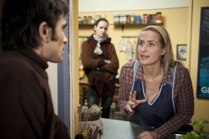 Lindenstra&szlig;e: Zwischen Sandra (Jennifer Steffens, Mi) und Vasily (Hermes Hodolides) kommt es zum Streit wegen Jacks (Cosima Viola, 2.v.l.) Erziehungsmethoden.