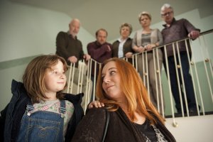 Lindenstra&szlig;e: Abschied im Treppenhaus: Iffi (Rebecca Siemoneit-Barum, vorne re) und Antonia (Katharina W., vorne li) brechen heute nach Australien auf.