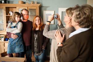 Lindenstra&szlig;e: Abschiedsfoto: Gabi (Andrea Spatzek, 2.v.r.) und Helga (Marie-Luise Marjan, re) fotografieren die kleine Familie Beimer, bestehend aus Iffi (Rebecca Siemoneit-Barum), Klaus (Moritz A. Sachs) und Antonia (Katharina W.).