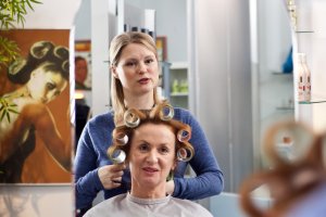 Lindenstra&szlig;e: Tanja (Sybille Waury, hi) und Anna (Irene Fischer) tauschen sich zum Thema Einschulung aus.