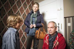 Lindenstra&szlig;e: „Käthe“ (Claus Vincon, re) und Tanja (Sybille Waury) rätseln, warum Simon (Jordi Vidal) plötzlich den Schulbesuch verweigert.