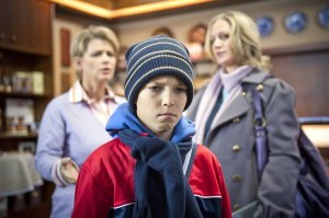 Lindenstra&szlig;e: Paul (Ole Engel) hat sich zu Gabi (Andrea Spatzek, li) geflüchtet und ihr sein Leid geklagt. Lisa (Sontje Peplow) ist noch immer sauer auf ihren Filius und straft ihn mit Verachtung.
