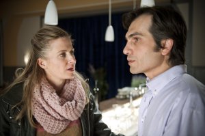 Lindenstra&szlig;e: Zur Rede gestellt: Sandra (Jennifer Steffens) unterstellt Vasily (Hermes Hodolides), dass dieser eine Affäre hat.