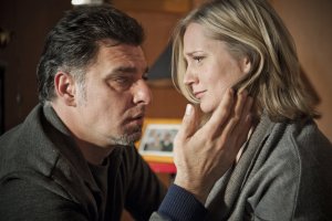 Lindenstra&szlig;e: Murat (Erkan Gündüz) kümmert sich um Lisa (Sontje Peplow). Ihr Sohn Paul ist zu Alex geflüchtet.