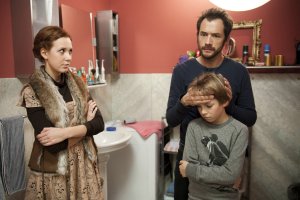 Lindenstra&szlig;e: Josi (Clara Dolny) ist genervt: Sie muss die Ersatzmutter für Paul (Ole Engel, v), den Sohn von Alex (Joris Gratwohl), spielen.