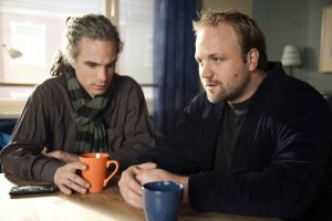 Lindenstra&szlig;e: Momo (Moritz Uielke, li) rät Klaus (Moritz A. Sachs), beruflich einen neuen Weg einzuschlagen.