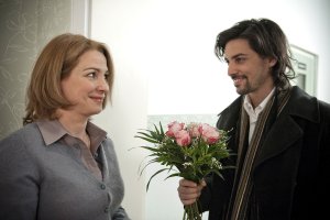 Lindenstraße: Florin (Serkan Temel) überrascht Maria (Tanja Frehse) zur ersten Sprachenstunde mit Blumen.