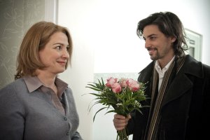 Lindenstra&szlig;e: Florin (Serkan Temel) überrascht Maria (Tanja Frehse) zur ersten Sprachenstunde mit Blumen.