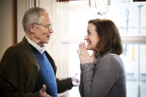 Lindenstra&szlig;e: Anna (Irene Fischer) freut sich mit Hans (Joachim H. Luger): Ein Taxiunternehmer bietet viel Geld für seinen Fahrservice.
