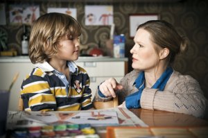 Lindenstra&szlig;e: Tanja (Sybille Waury) sorgt sich um Simon (Jordi Vidal): Neuerdings nennt er Suzannes Freund in Leipzig Papa.