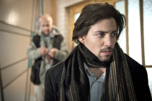 Lindenstra&szlig;e: Florin (Serkan Temel, re) trifft bei seinem nächtlichen Streifzug auf Adi (Philipp Sonntag). Der kehrt gerade angesäuselt aus dem „Akropolis“ zurück.