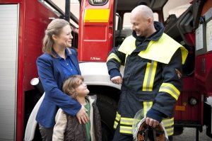 Lindenstraße: Für Simon (Jordy Vidal) und Tanja (Sybille Waury) ist Feuerwehrmann Chris (Jim Boeven, r) sogar mit seinem Dienstfahrzeug vorgefahren.