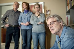Lindenstra&szlig;e: Hans (Joachim H. Luger, l), Anna (Irene Fischer, 2.v.l.) und Gabi (Andrea Spatzek) geben ihr Bestes, um Andy (Jo Bolling) umzustimmen: Der soll sein Okay für den Verkauf des Fahrservice’ geben.