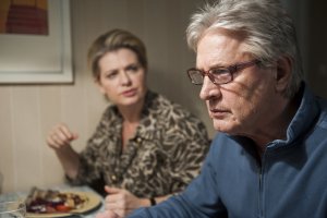 Lindenstra&szlig;e: Gabi (Andrea Spatzek) setzt Andy (Jo Bolling) unter Druck. Er soll sich endlich mit Hans einigen.