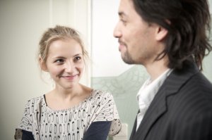 Lindenstra&szlig;e: Hat Caro (Cynthia Cosima) ihr Herz verloren? Sie interessiert sich jedenfalls auffallend für Florin (Serkan Temel).